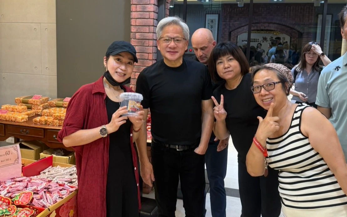 黃仁勳再訪饒河街夜市！逛餅店、吃綿綿冰　500萬YTR隨行大讚：他簡直就是搖滾巨星