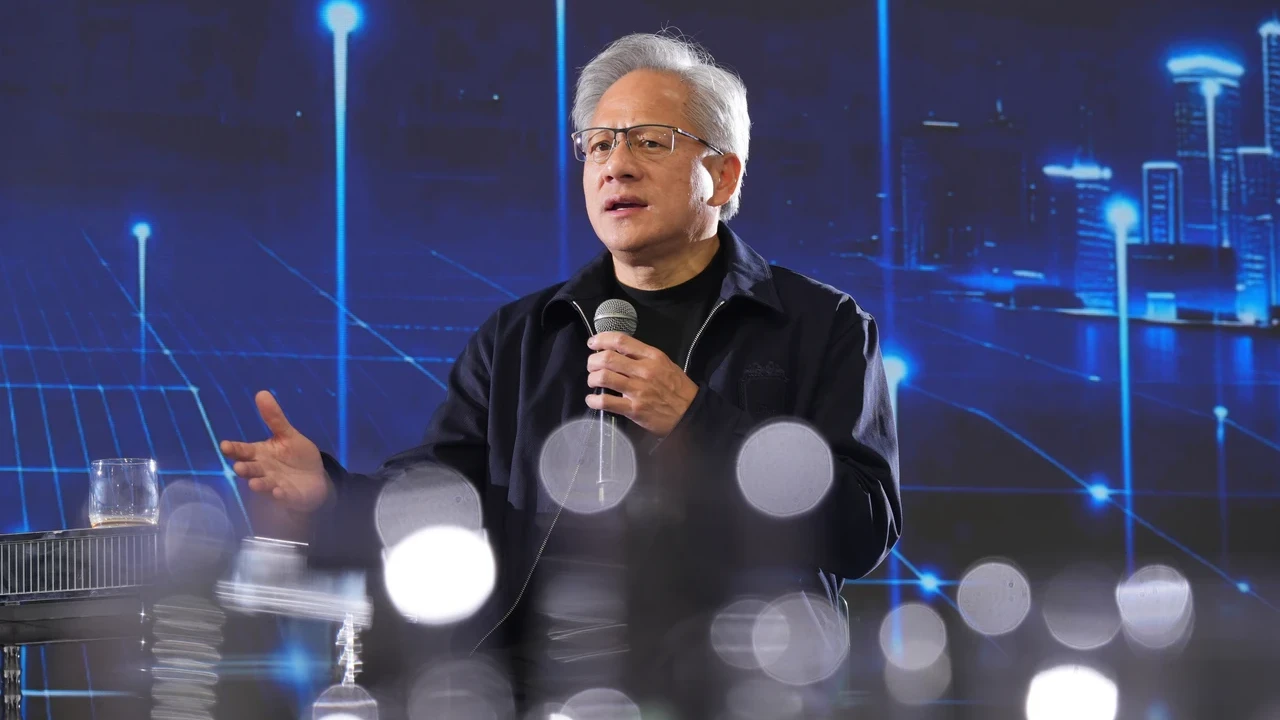 黃仁勳閉門峰會5｜從白T到皮衣　親曝為何穿搭全由老婆打理