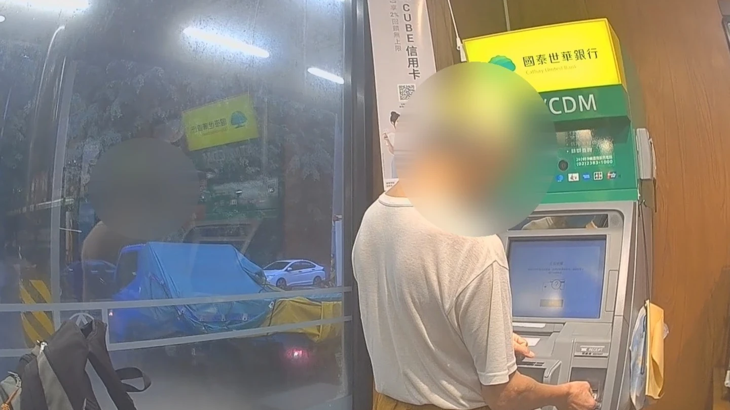 有片｜阿伯臉書買「童年滋味」遇詐！暖警見一幕急阻　他清醒驚呼：網購太可怕