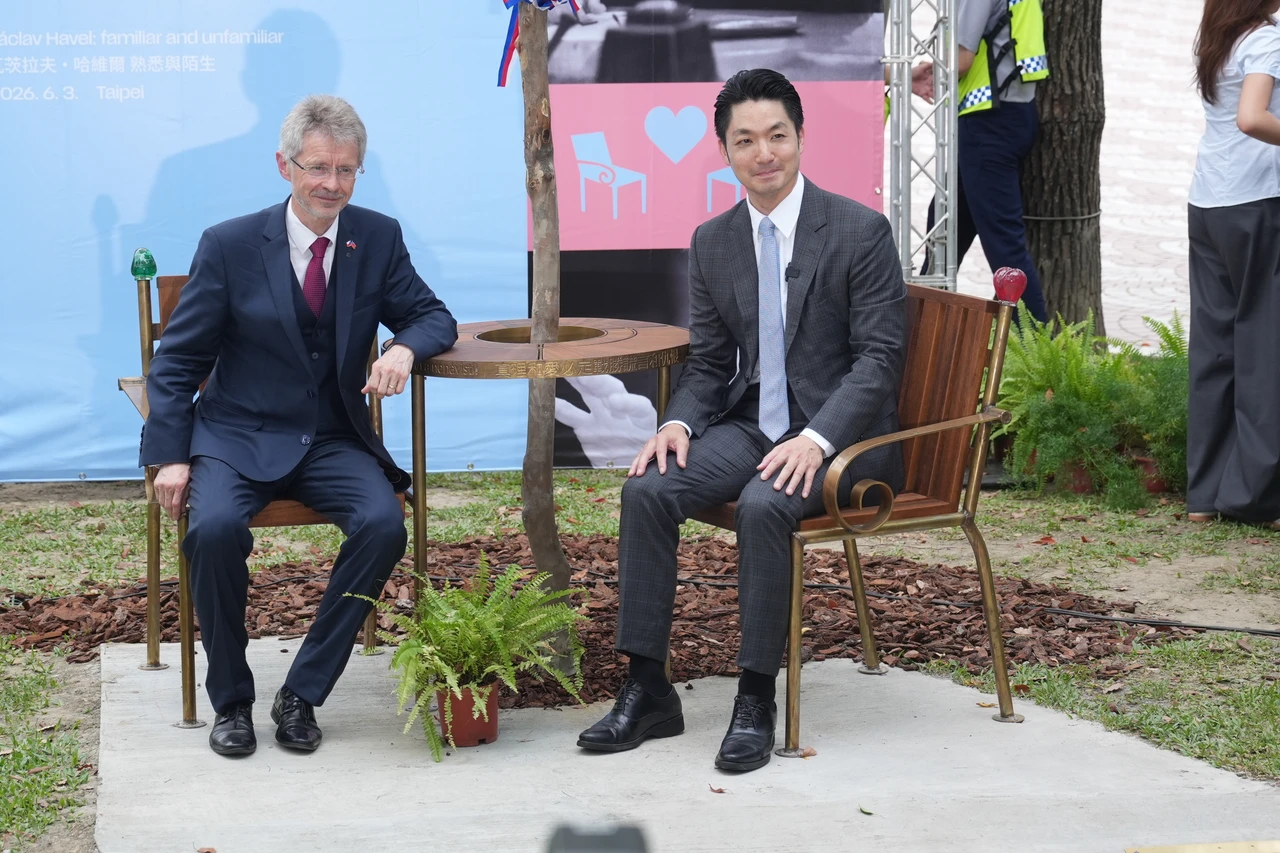 台北新地標！「哈維爾的長椅」座落大安森林公園　蔣萬安：代表民主對話