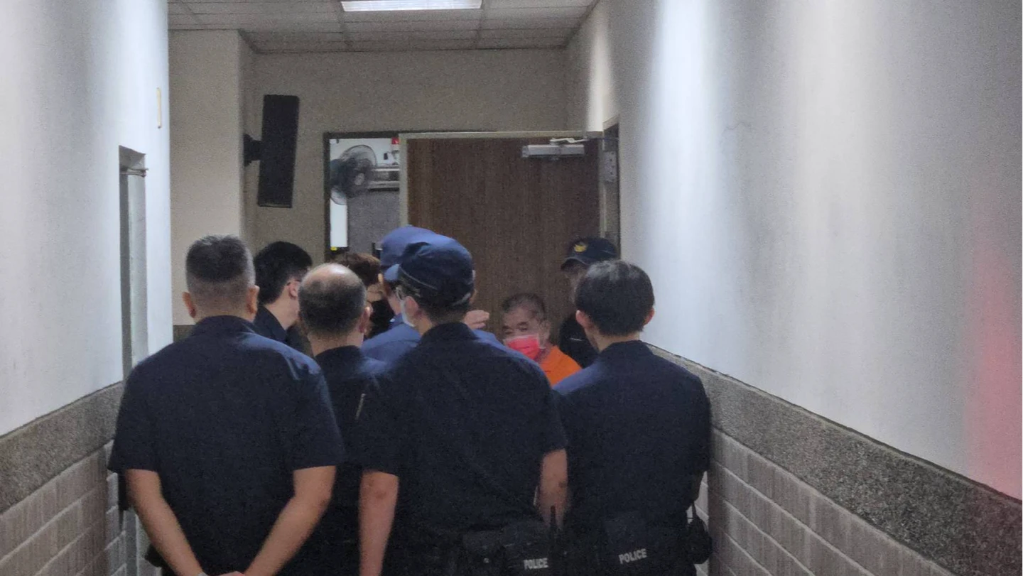 連殺3婦碎屍丟河！高雄分屍魔一審判3死刑　被害家屬怒追打張介宗