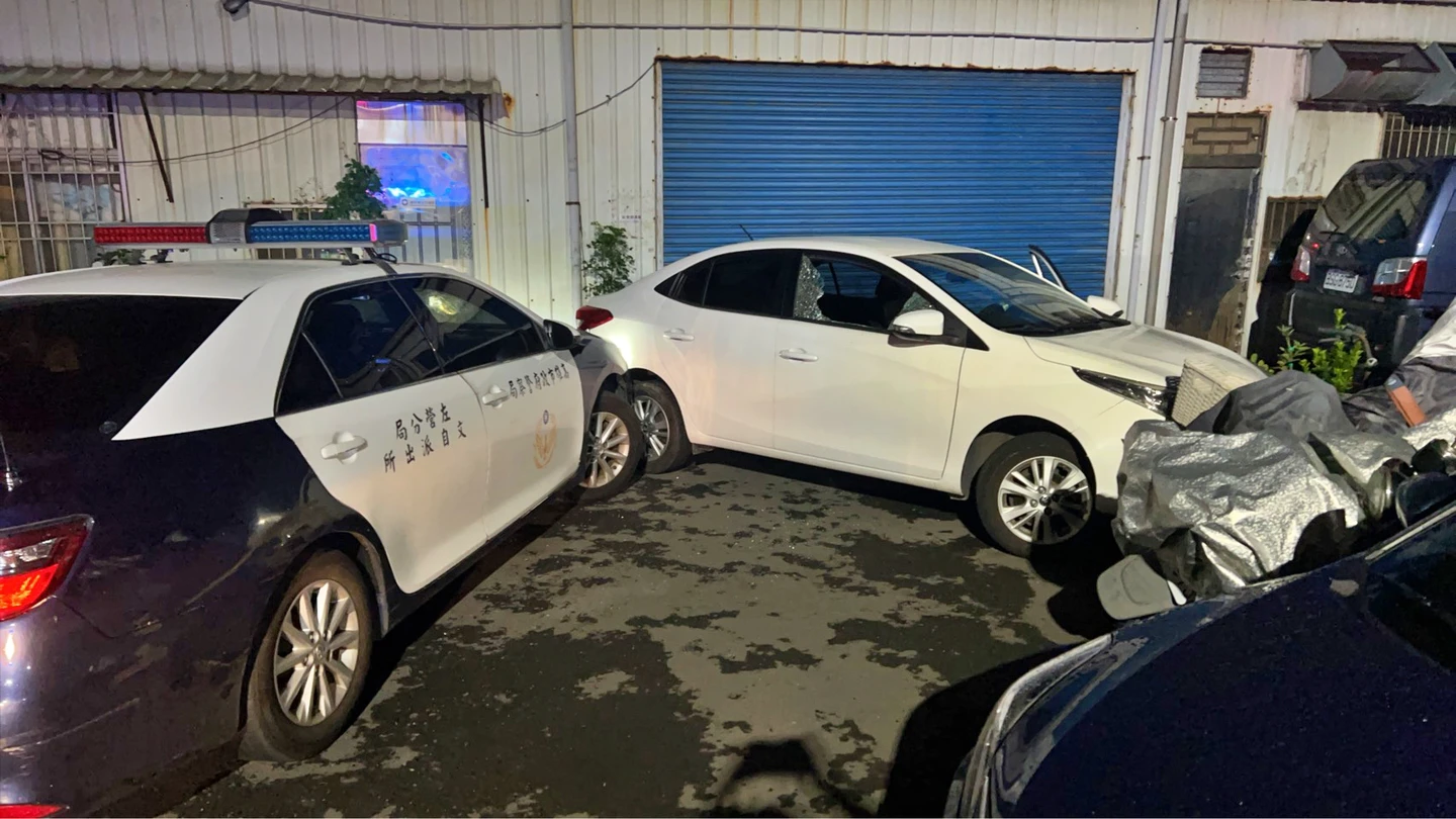 有片｜高雄警匪追逐！毒駕男困死巷拒檢狂撞7車　慘遭悍警破窗活逮