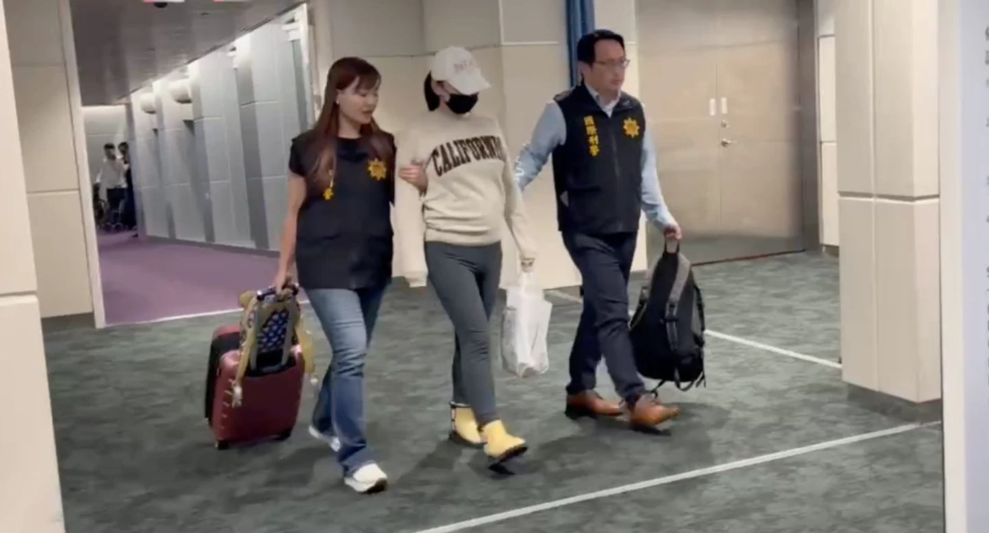 劉喬安上銬畫面曝！逃美7年「販毒演藝圈」遭遣返　下機秒遭逮捕