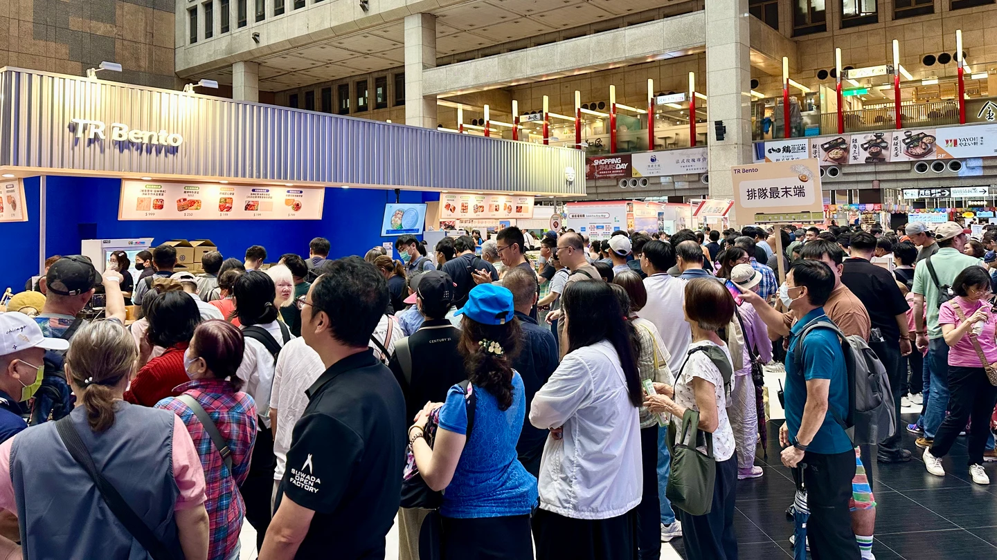 直擊｜鐵路便當節北車登場！頭香6點就到　「最夯便當是它」破百人搶買