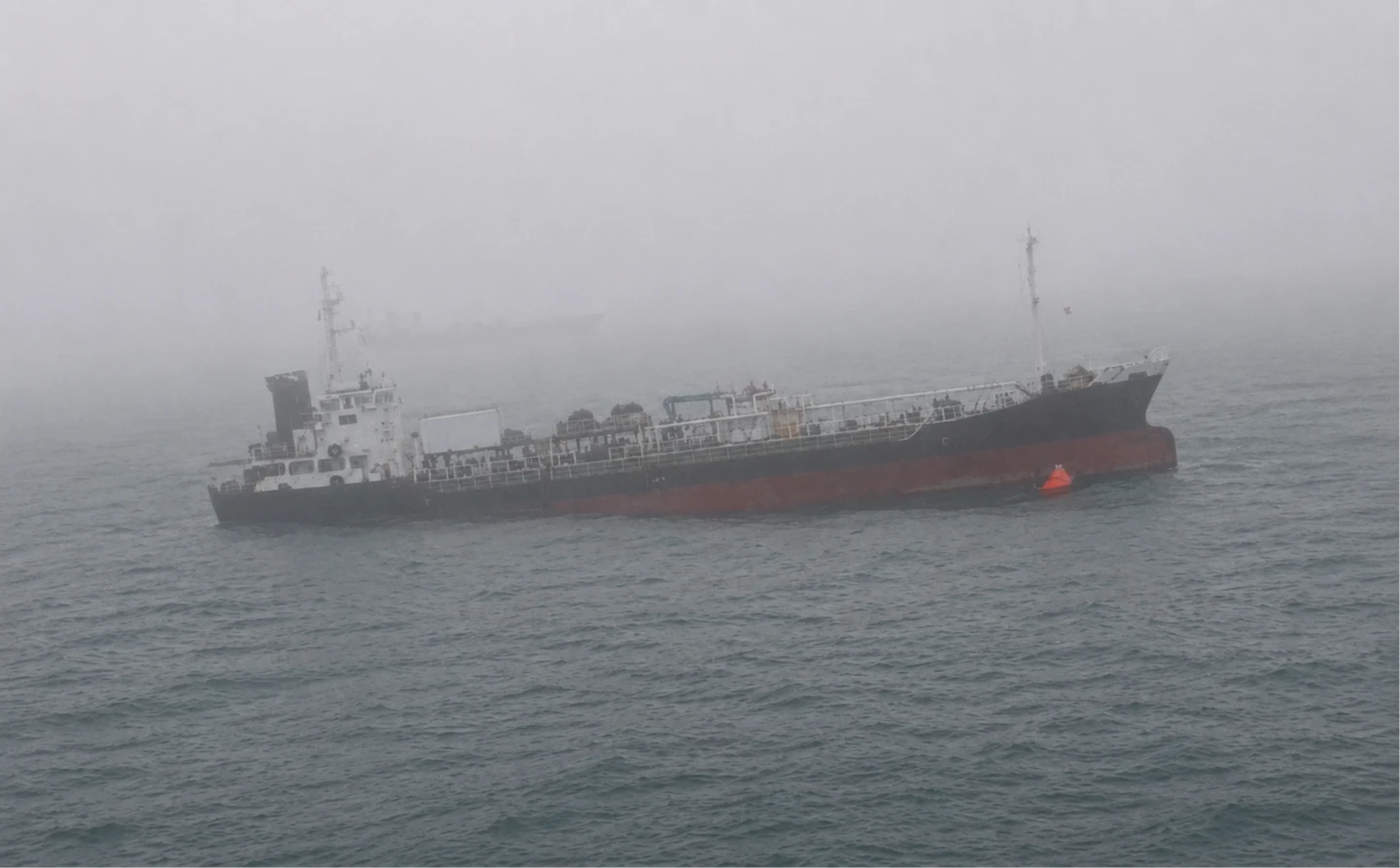 高雄外海「寶瓶星」油輪故障進水！海巡救出9船員　海保署啟動監控防污染