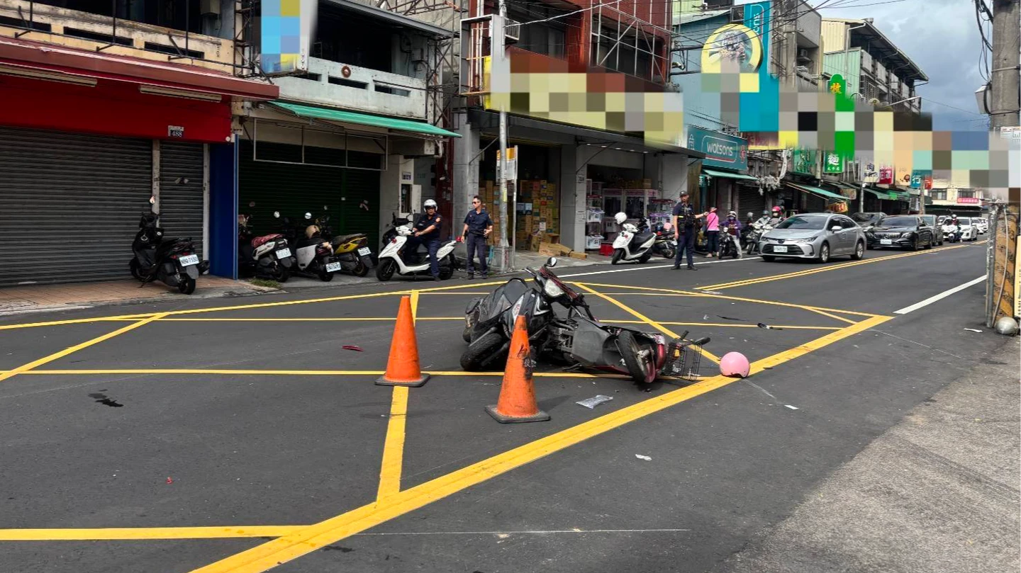 有片｜台中2機車對撞　8旬阿嬤送醫搶救不治！撞擊瞬間曝光