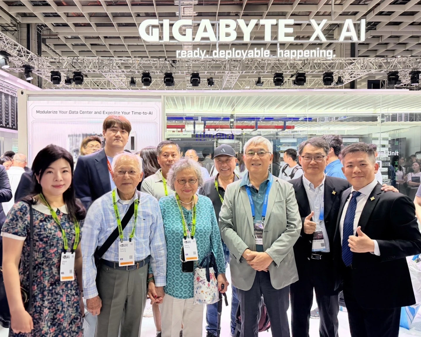 黃仁勳雙親也成最佳應援團　親訪技嘉攤位獲熱烈迎接