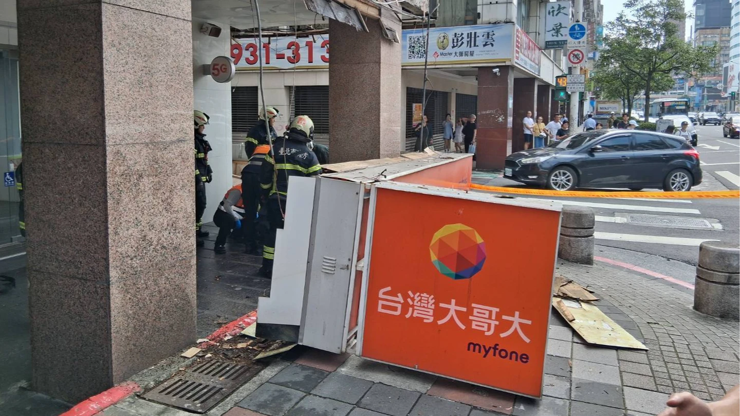 頂好商圈台哥大招牌墜落！2婦慘遭砸傷送醫　警消現場拉封鎖線