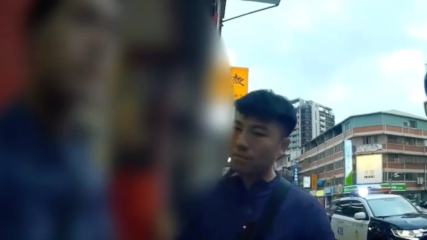 有片｜又是喪屍煙彈！台中大叔撞車神情恍惚露餡　警怒了建請羈押