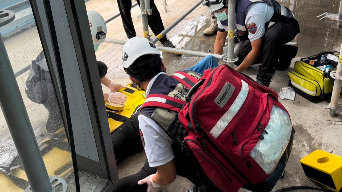 高雄工地拆鷹架意外　工人自17樓墜落卡6樓露台送醫