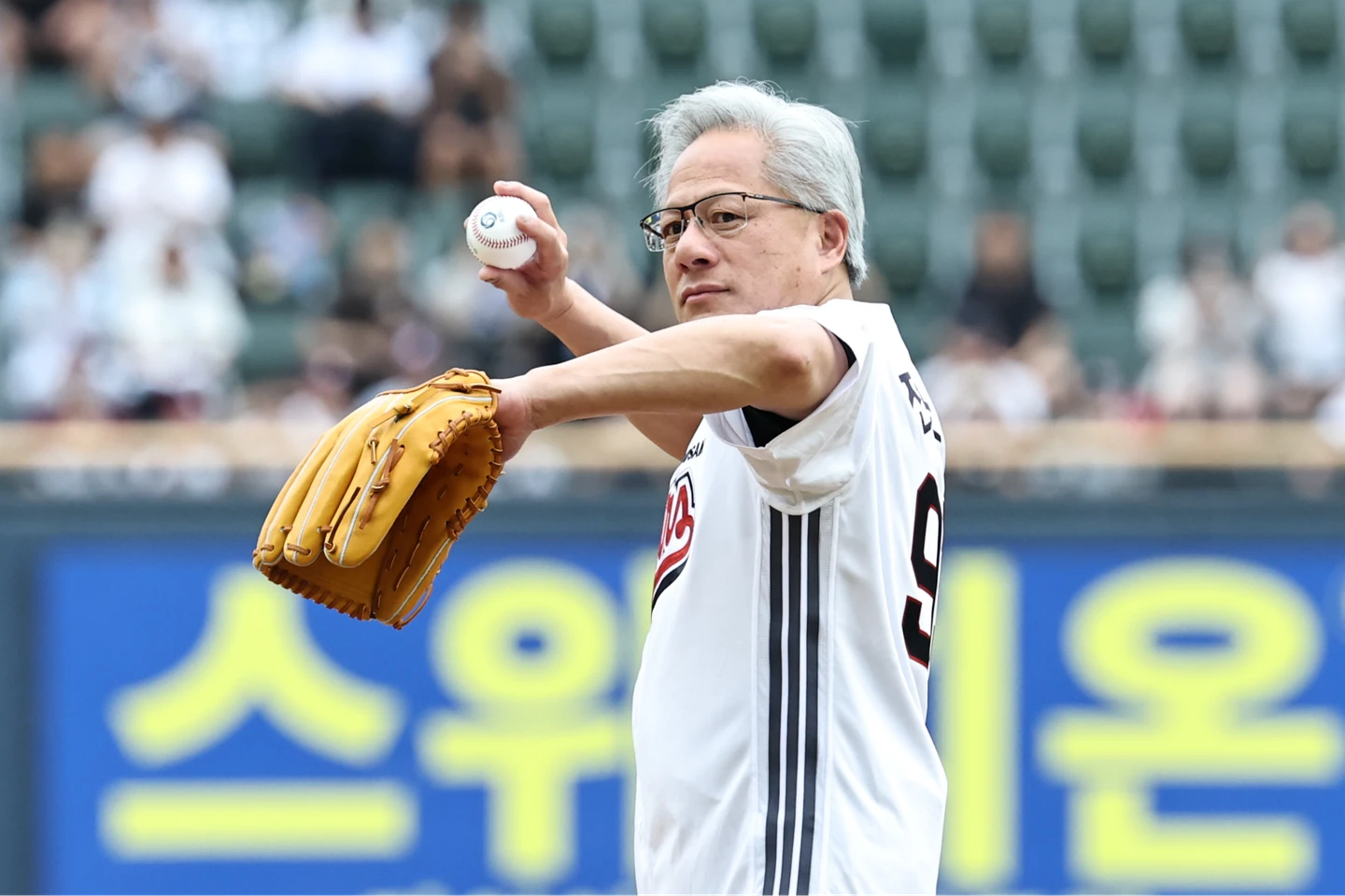 黃仁勳首爾網咖密會電玩巨頭　披「93」號球衣為韓職開球有深意