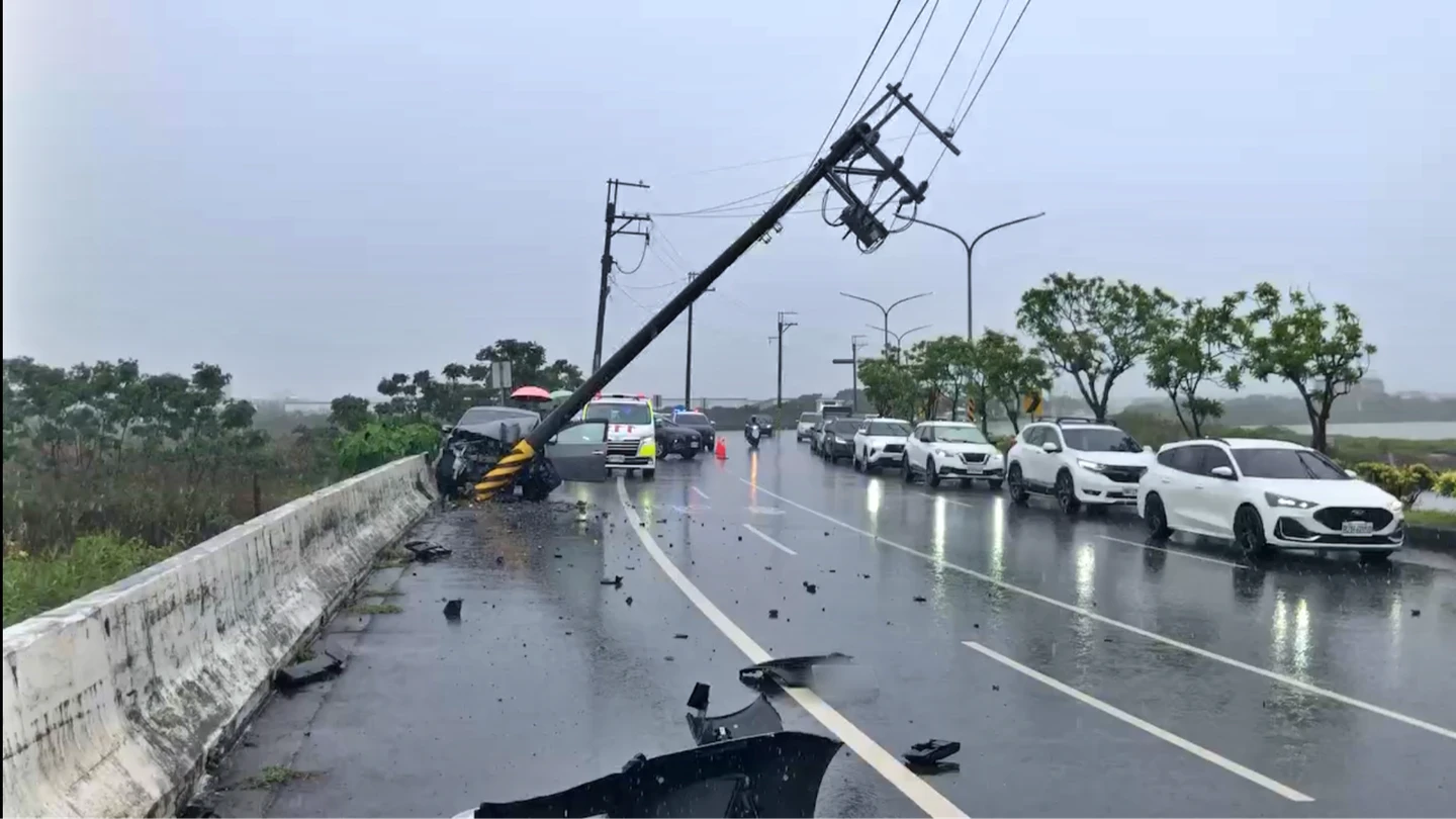 天雨路滑失控！台南轎車猛撞電桿車頭全爛　45度歪斜驚險畫面曝