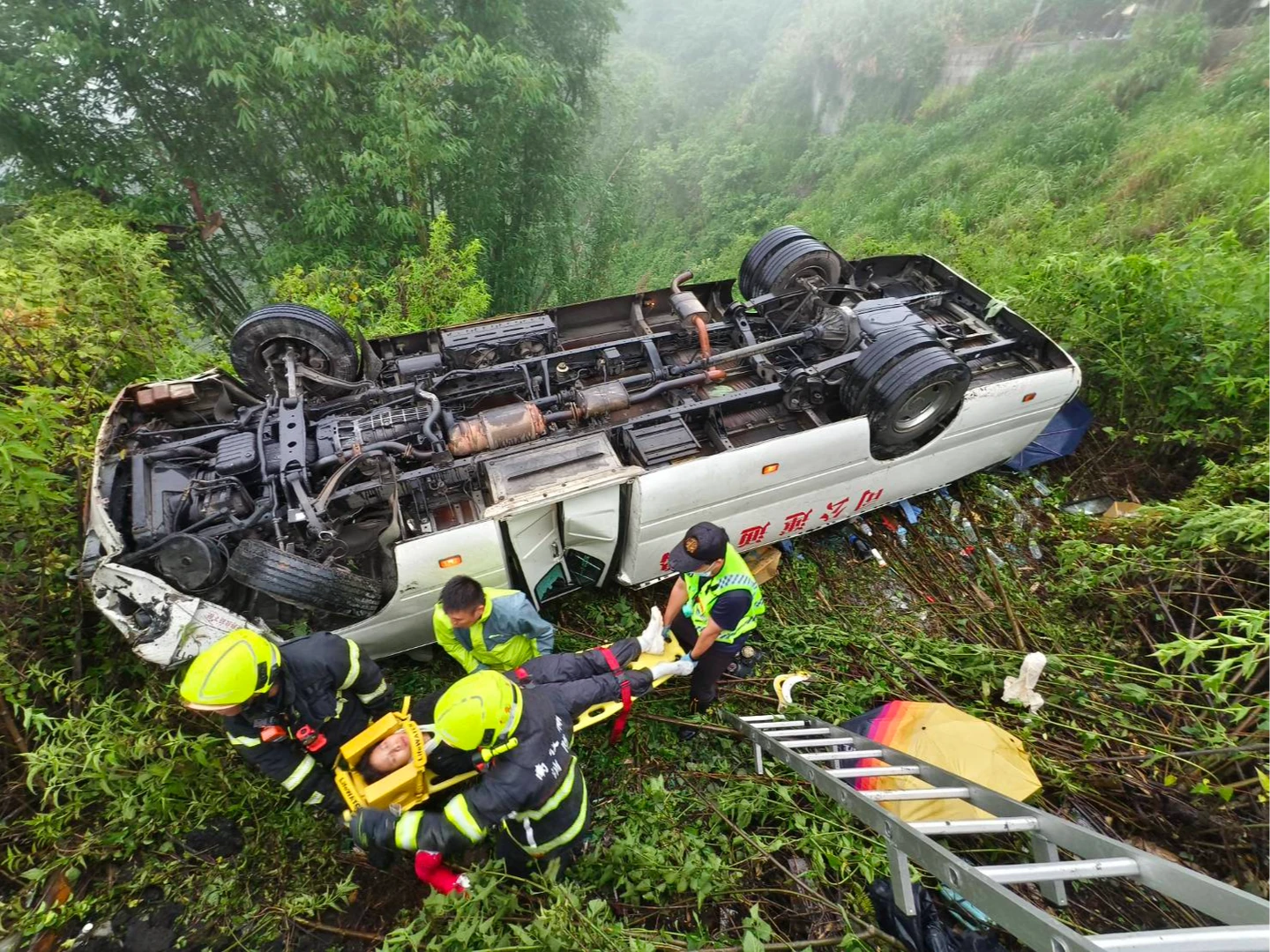 駕駛無照！合歡山中巴下山翻車16人傷　菲籍遊客「蘋果裝置」自動報案救命