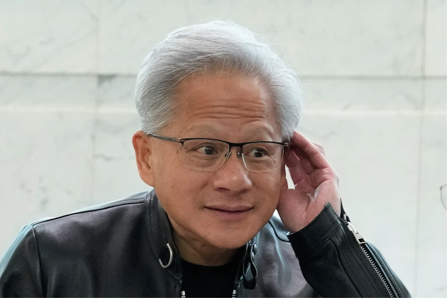 全球股災、韓股暴跌8.8%觸熔斷　黃仁勳喊抄底好時機：看到折扣應該高興