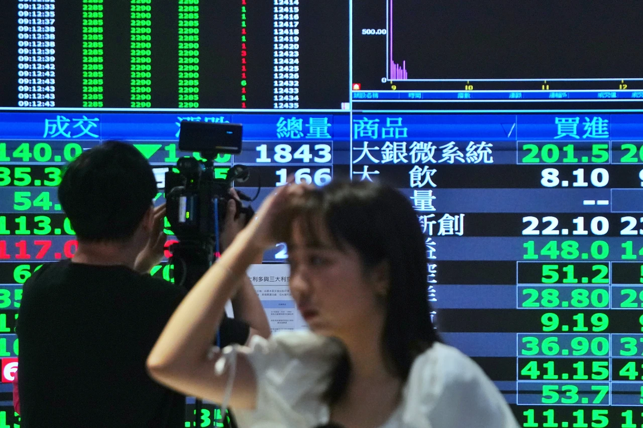 台股重挫1568點史上第3慘　鴻海、聯發科殺5%！記憶體、低軌衛星大跳水