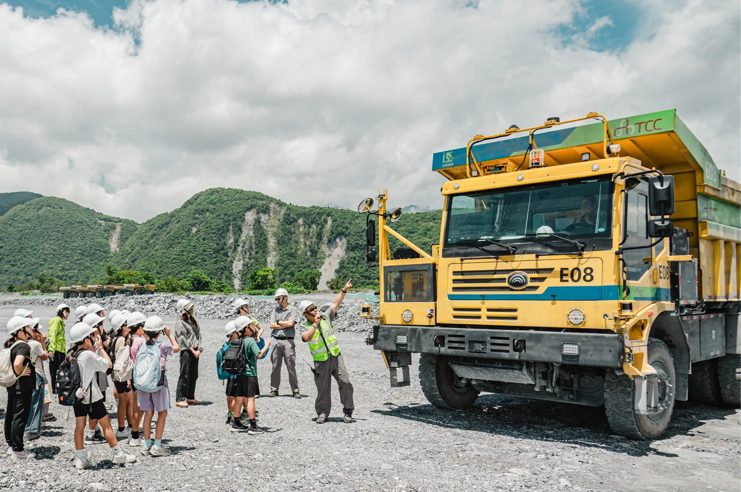 直擊AI無人礦山車、操控無人機　台泥帶部落居民接觸AI