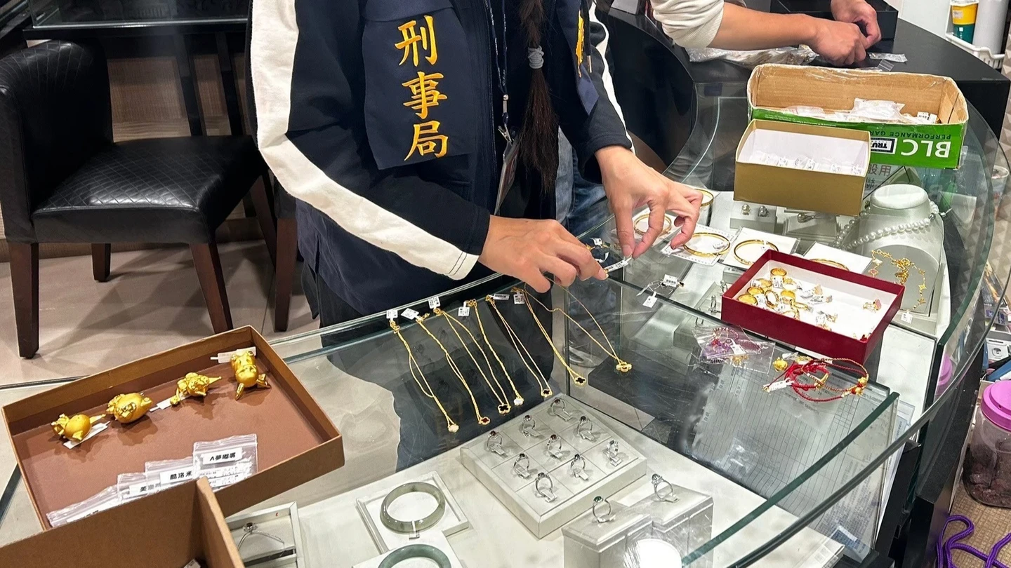 有片｜黃金刻LV、香奈兒LOGO慘了！21銀樓涉違反《商標法》遭送辦　市值1300萬沒了