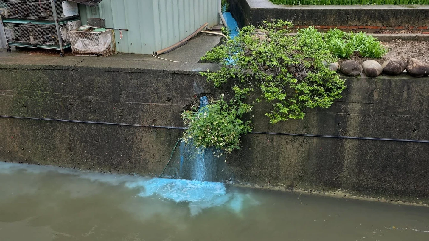 台中潭子排水溝驚見「藍色瀑布」　里長急通報！元兇曝光