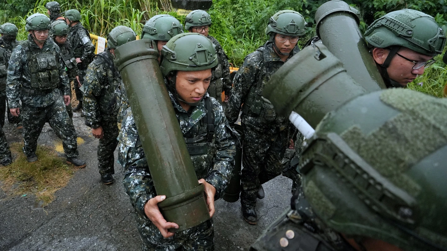 震撼！陸軍十軍團重砲射擊　雷霆2000一發未點火400公尺後墜地