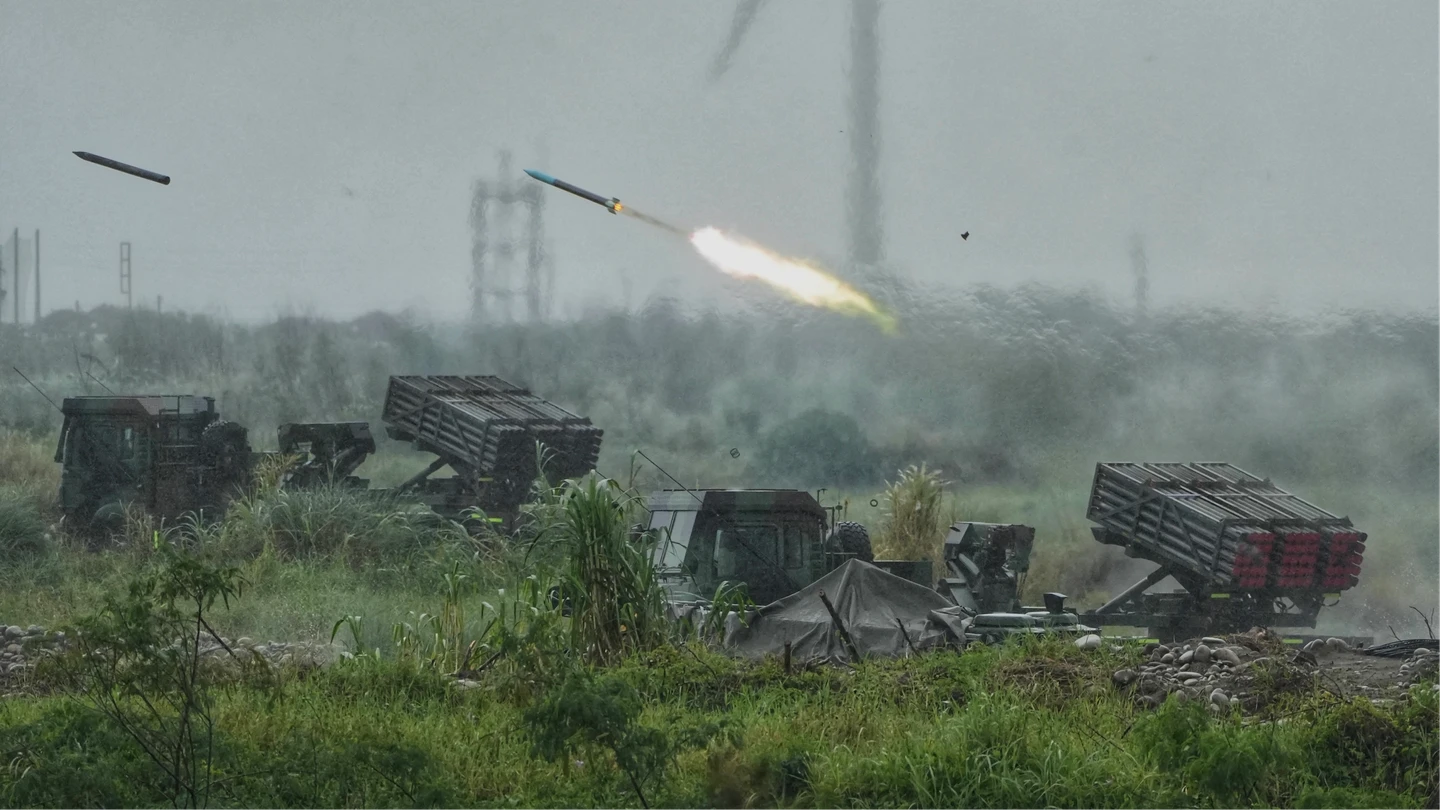 震撼！陸軍十軍團重砲射擊　雷霆2000一發未點火400公尺後墜地