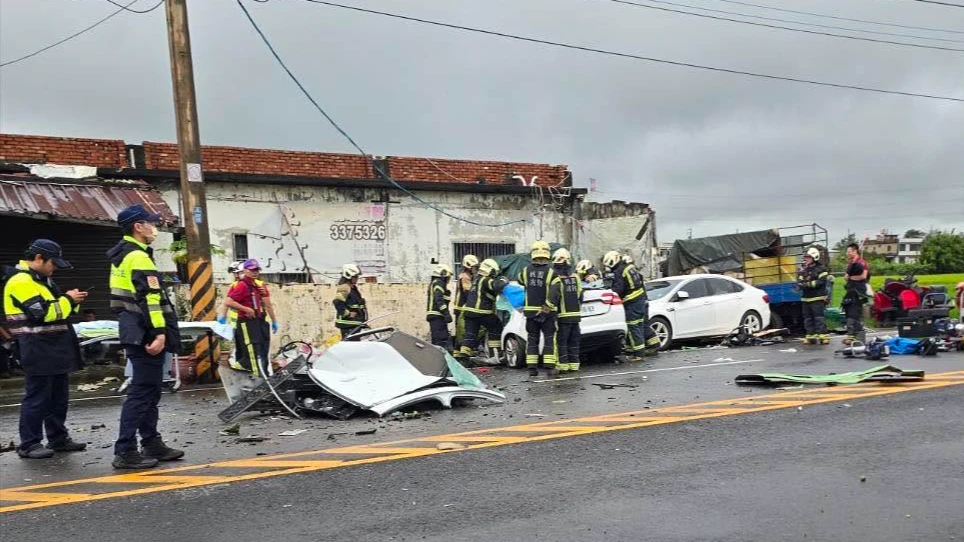 事發片｜桃園重大車禍！轎車逆向對撞聯結車「多人受困」　1死3命危搶救中