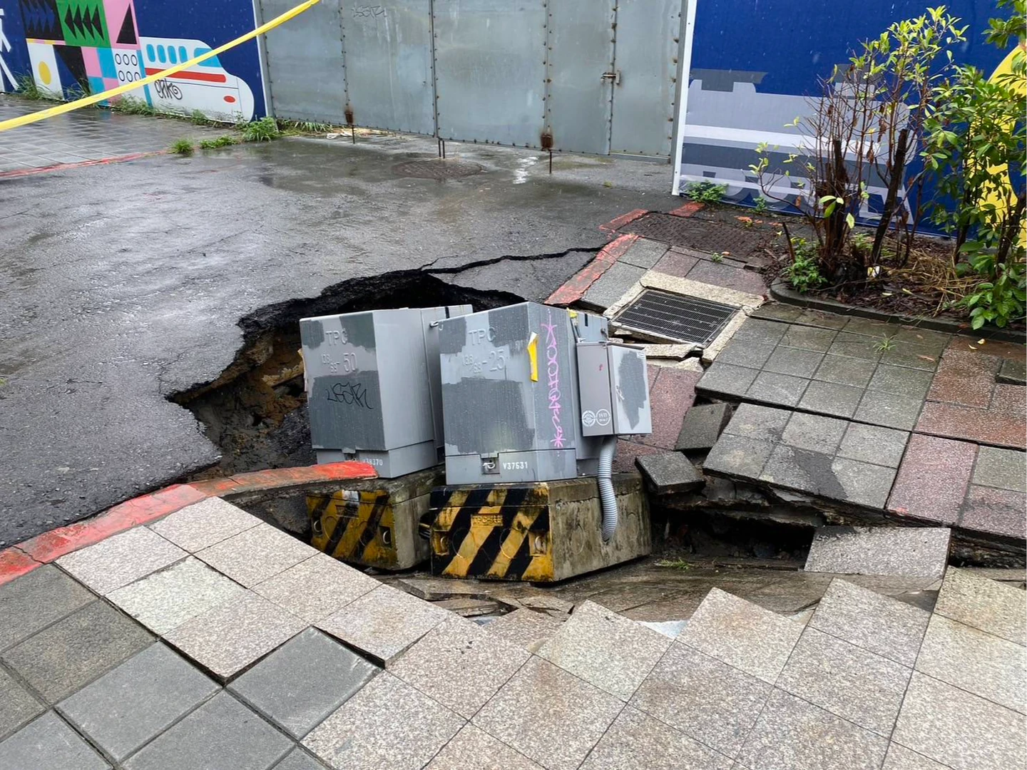 有片｜捷運站外人行道突坍塌！變電箱遭天坑吞噬　畫面曝光