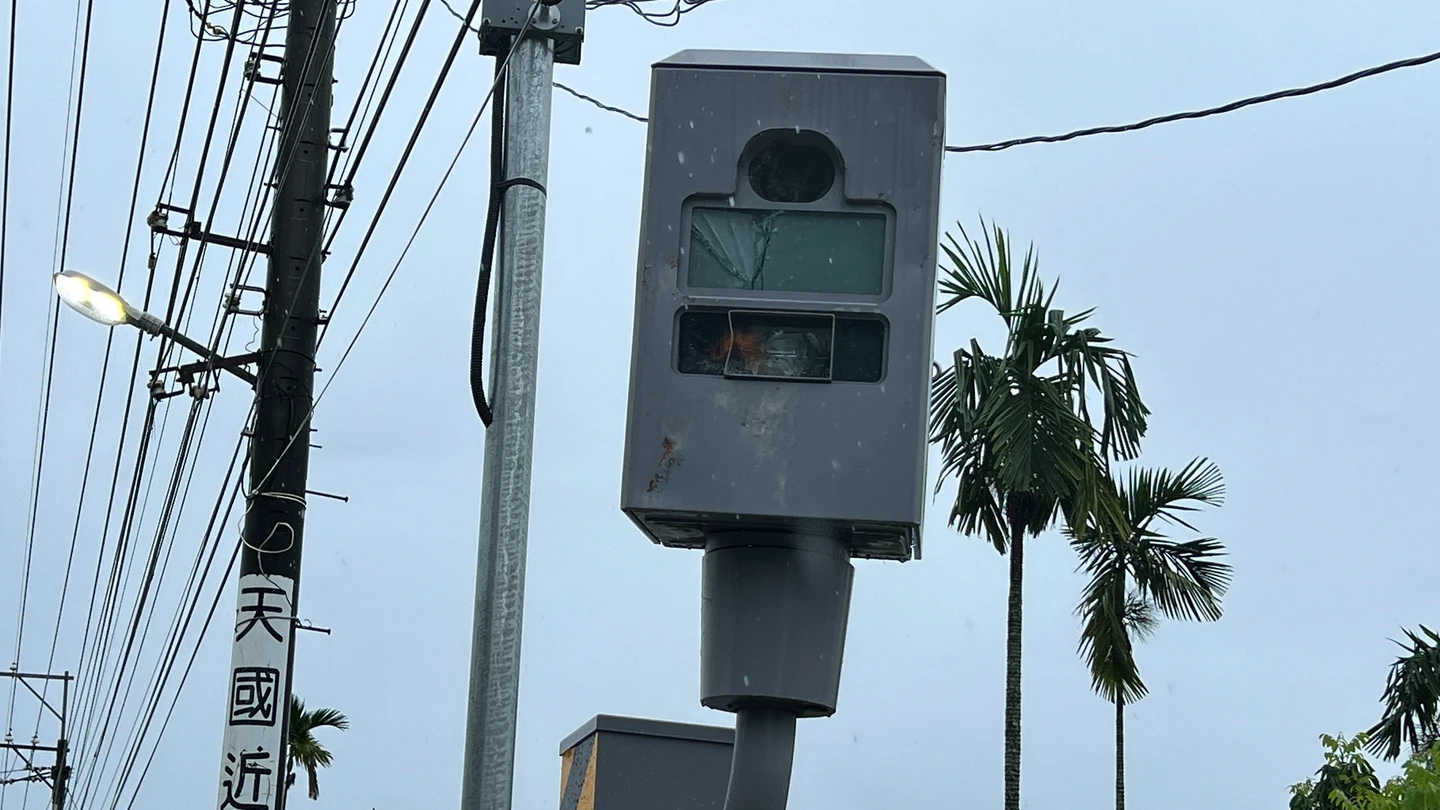 價值逾150萬！屏科大旁測速照相機遭砸毀　6旬男酒後犯案慘遭送辦+求償