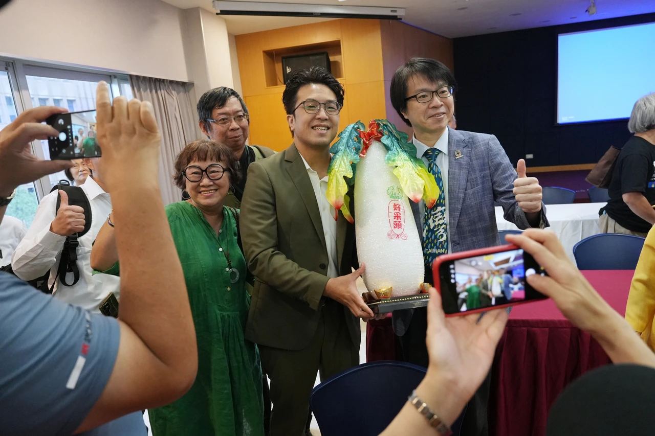 殷瑋忙開直播、搶答備詢　沈伯洋：未回應市民需求，城市沒法進步
