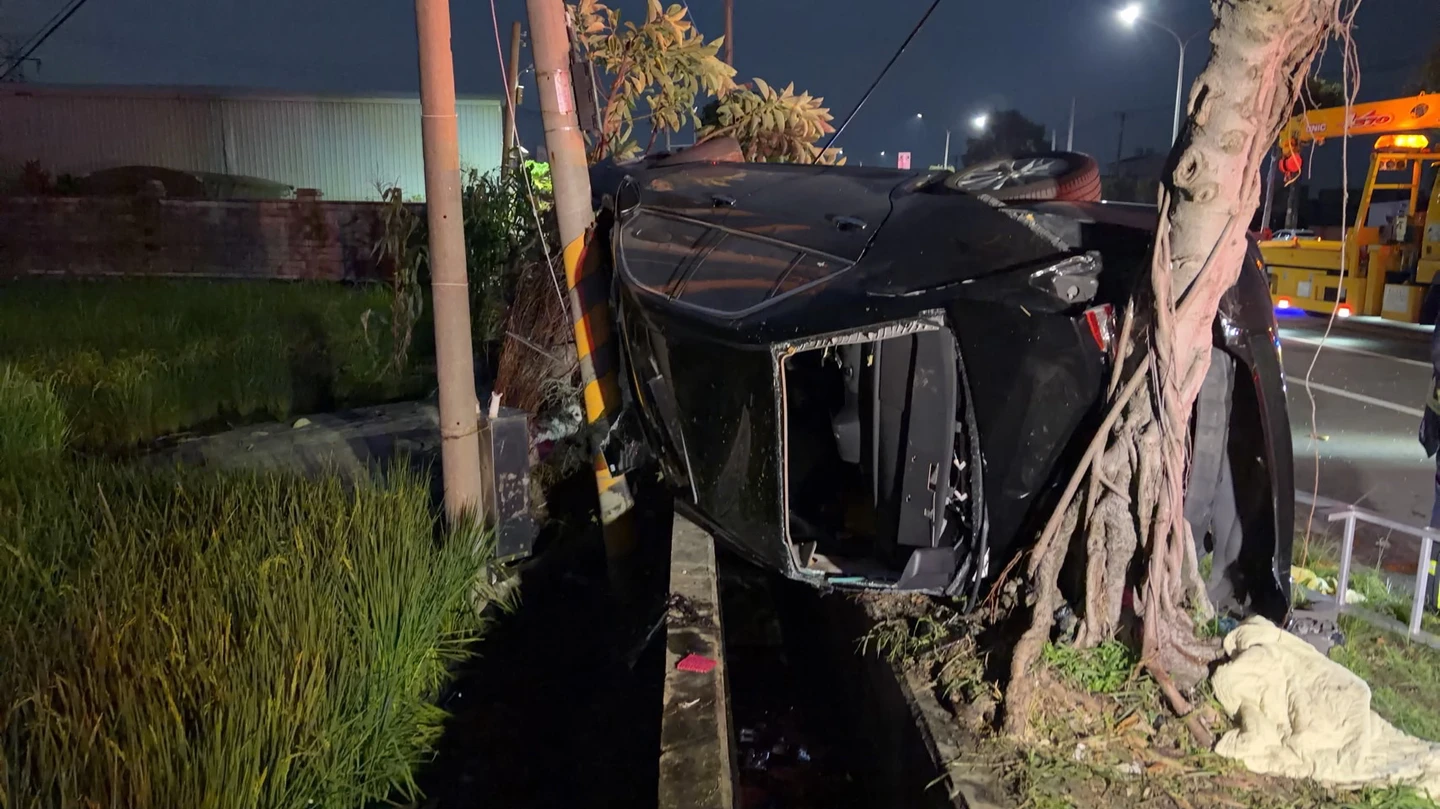 台中驚悚車禍！轎車失控撞路樹翻覆　駕駛拋飛車外2死1傷