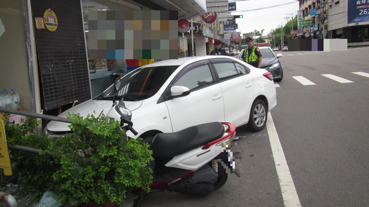 轎車迴轉失控撞超商！路人受傷送醫　駕駛：誤踩油門