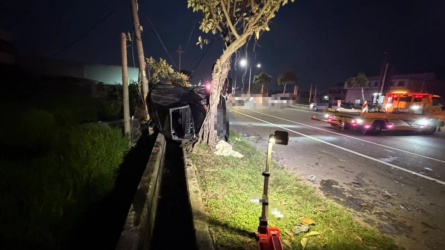 疑毒駕又競速！台中轎車撞路樹變形「駕駛拋車外」2死　車上驚見K他命粉末