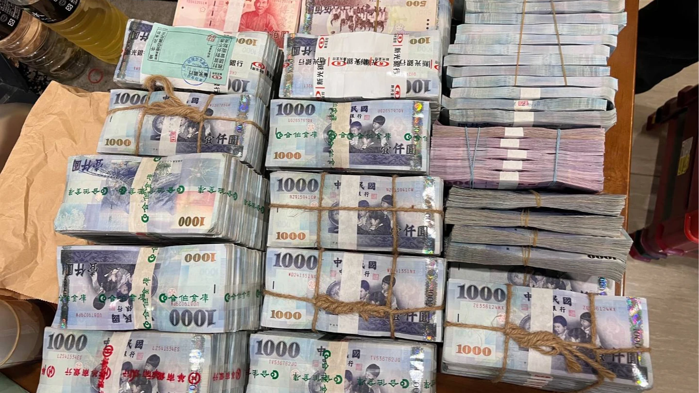 有片｜台中精品當鋪助洗錢2.5億！　警攻堅驚見保險庫藏千萬現金
