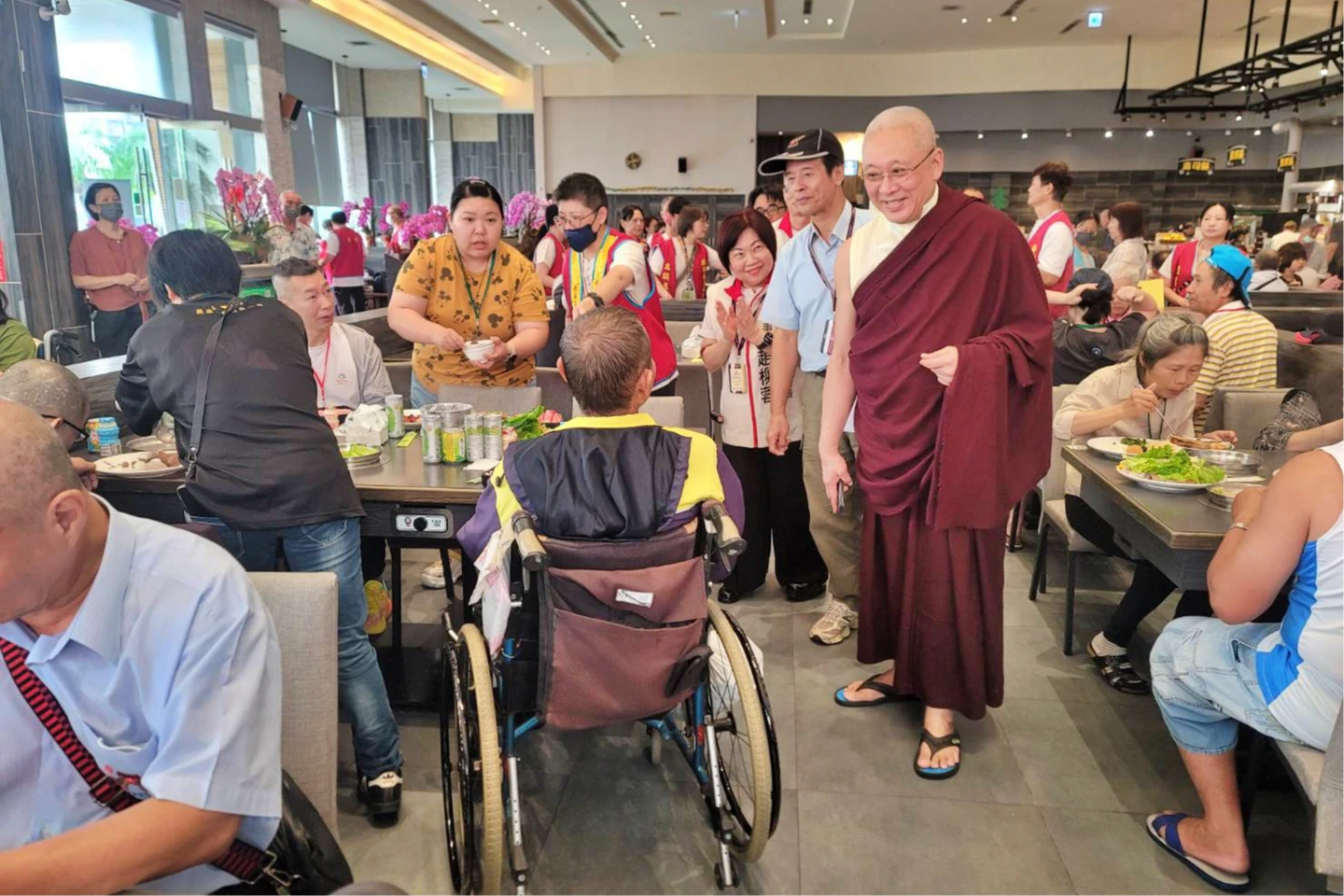 端午最暖圍爐！台南噶瑪噶居寺宴請身障朋友發紅包　「懷抱希望勇敢前進」