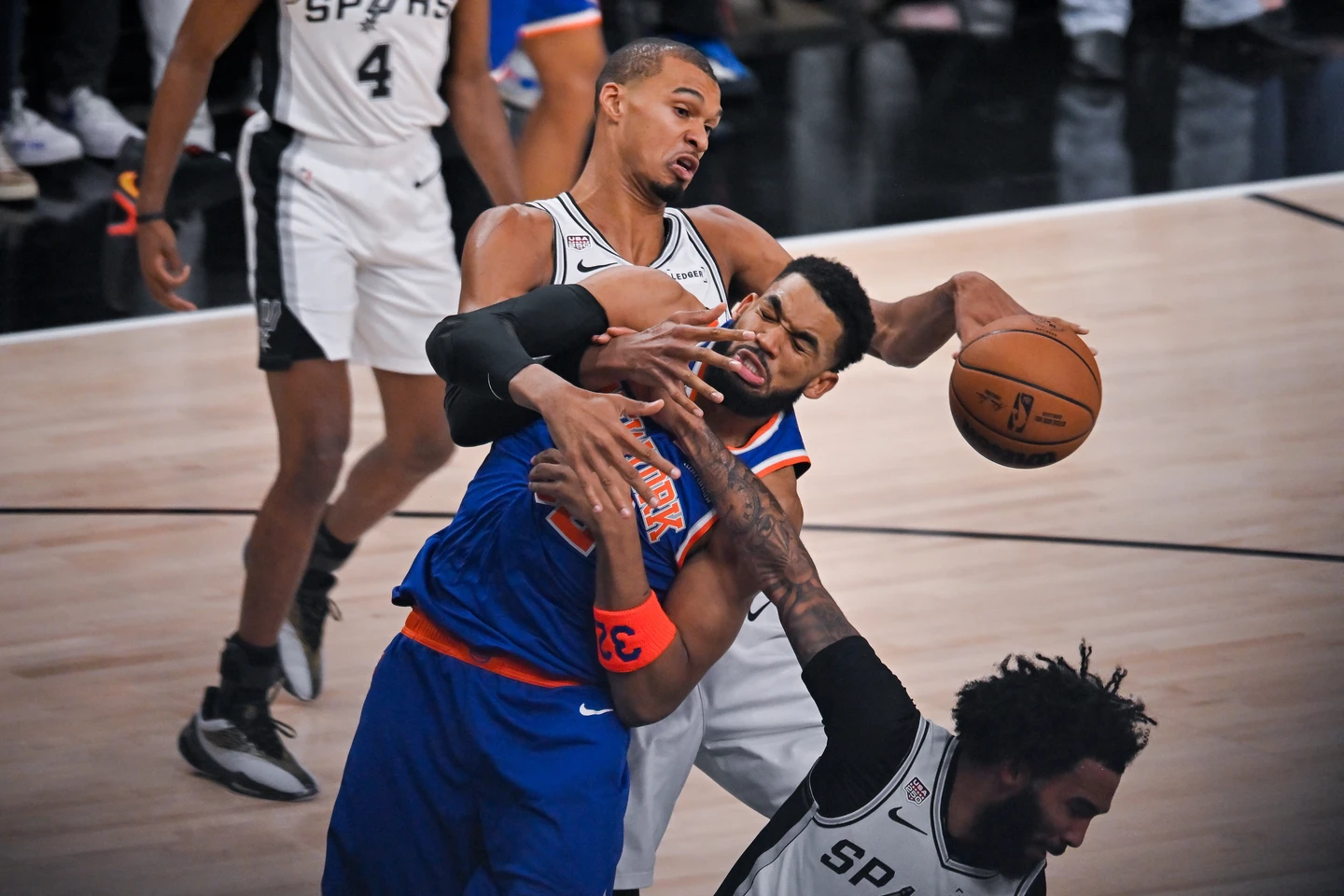 紐約客瘋NBA！尼克3：1聽牌與馬刺爭冠　熱潮壓倒2026世足
