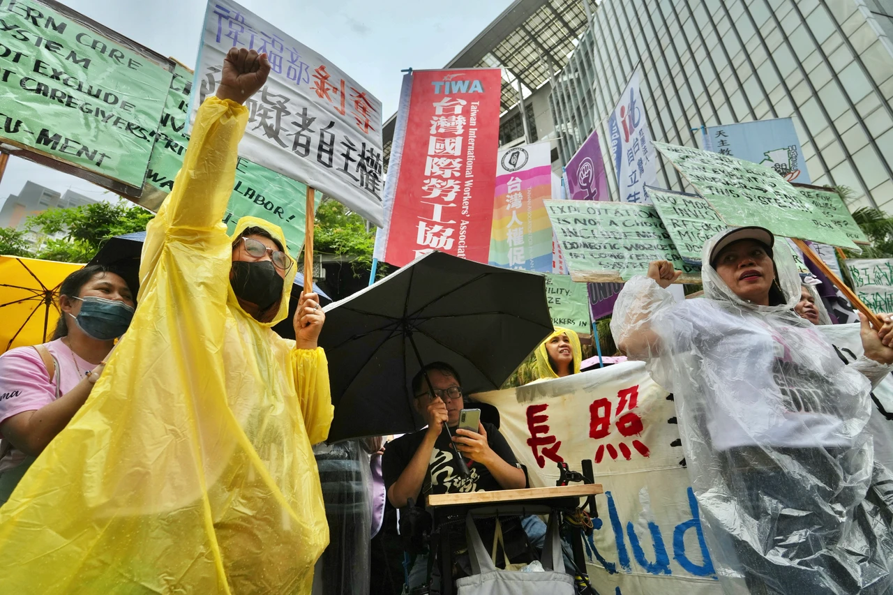 民團冒雨陳情盼家事移工納入長照體系　衛福部：涉多方利害需持續評估