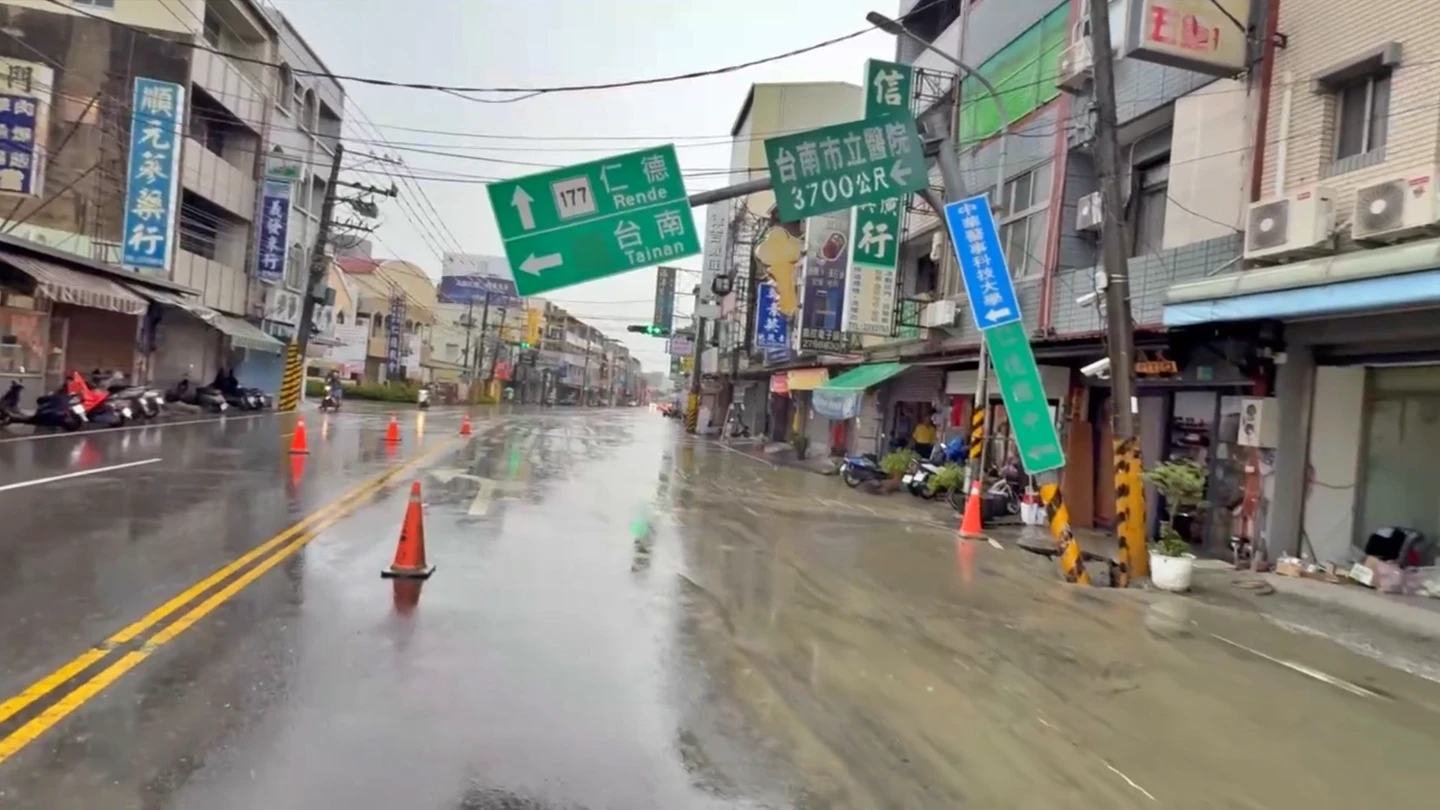 台南仁德住戶崩潰！門一開泥水湧入、燈桿半倒　6800戶慘停水原因曝