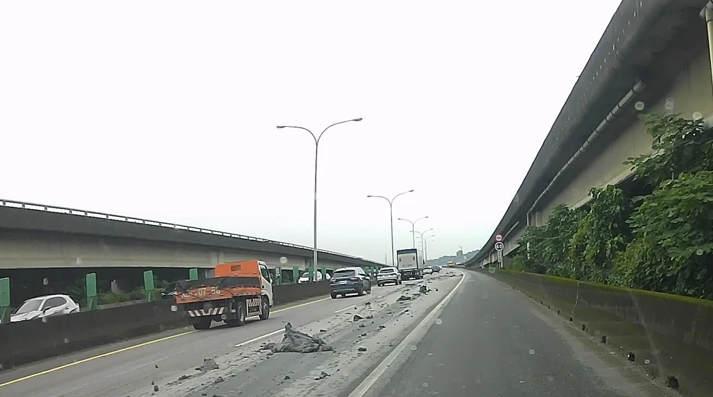 聯結車國道一號沿路狂瀉砂土！害車流回堵　駕駛恐吞1.8萬罰單