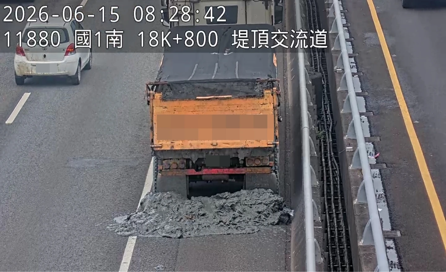 聯結車國道一號沿路狂瀉砂土！害車流回堵　駕駛恐吞1.8萬罰單