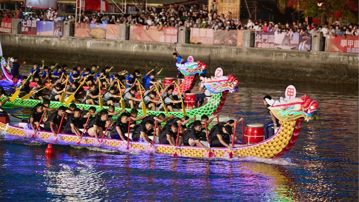 水屏火舞尬熱血龍舟！台南端午「粉嫩蓮海、繽紛風車」齊發　從早到晚全攻略