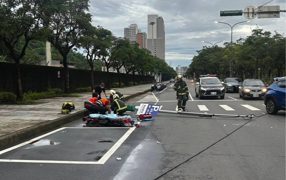 疑疲勞駕駛奪命！男代駕後騎車回家　自撞燈桿重傷亡