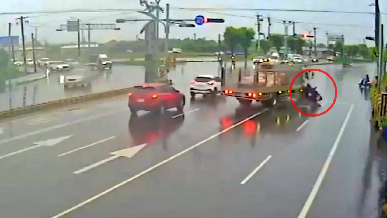 驚悚片｜運豬車雨天失控煞不住！　騎士等紅燈慘捲車底拖行喪命