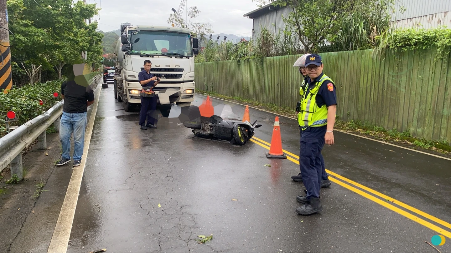 悚！騎士超車碰撞水泥車　摔車送醫命危