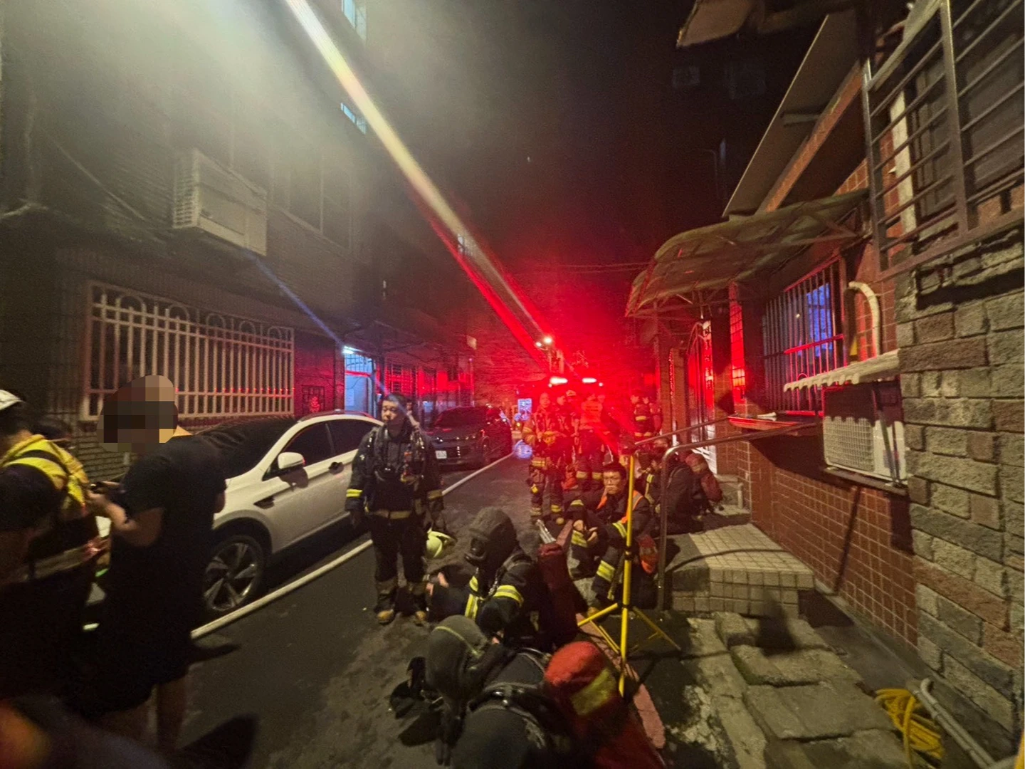 新北中和公寓暗夜惡火！　3人困火場獲救1死2傷 