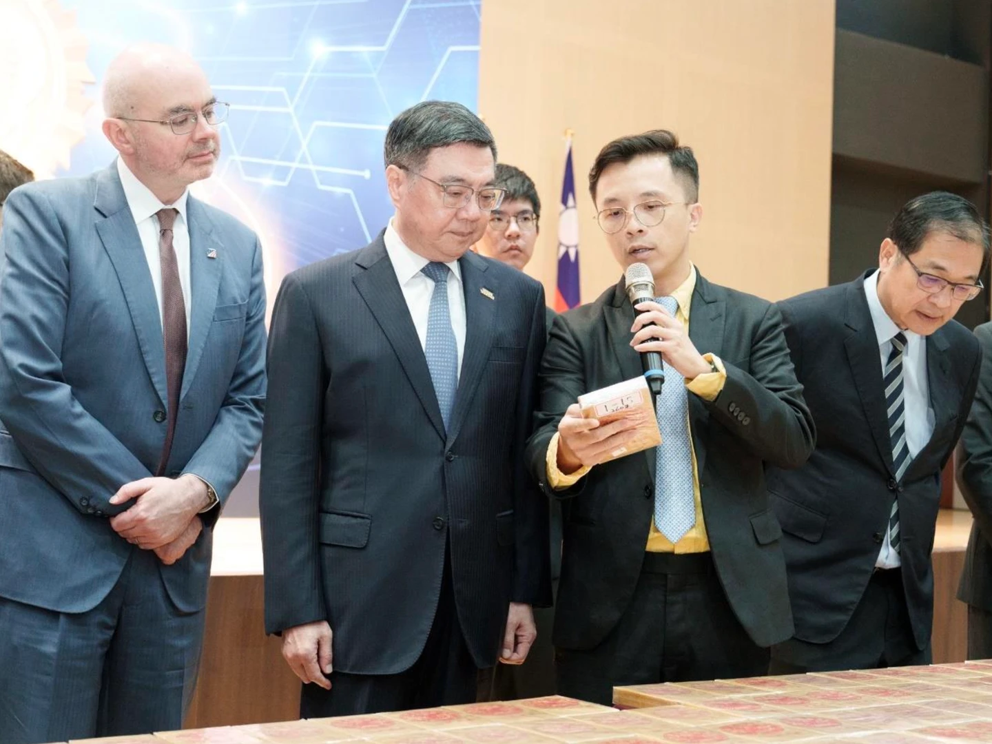 冷凍魚餌掩護走私百億毒品！屏檢強勢登船搜查　檢察官賴帝安獲卓榮泰表揚