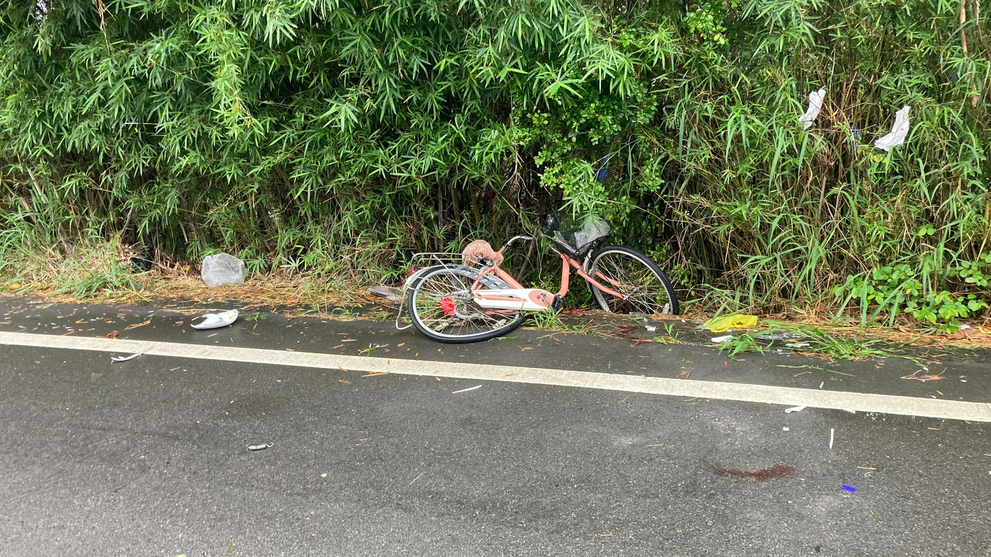 台中8旬嬤遭撞淋雨2小時慘死！自行車全變形　肇逃男後照鏡噴飛竟稱：沒看到