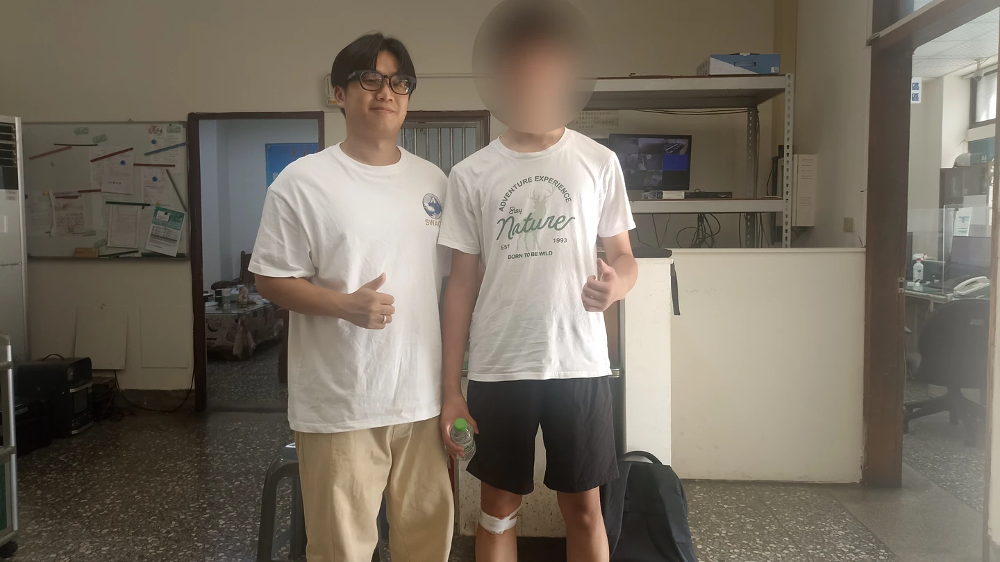 有片｜少年摔車受傷！奔派出所借水洗傷口　意外收穫最暖畢業禮物