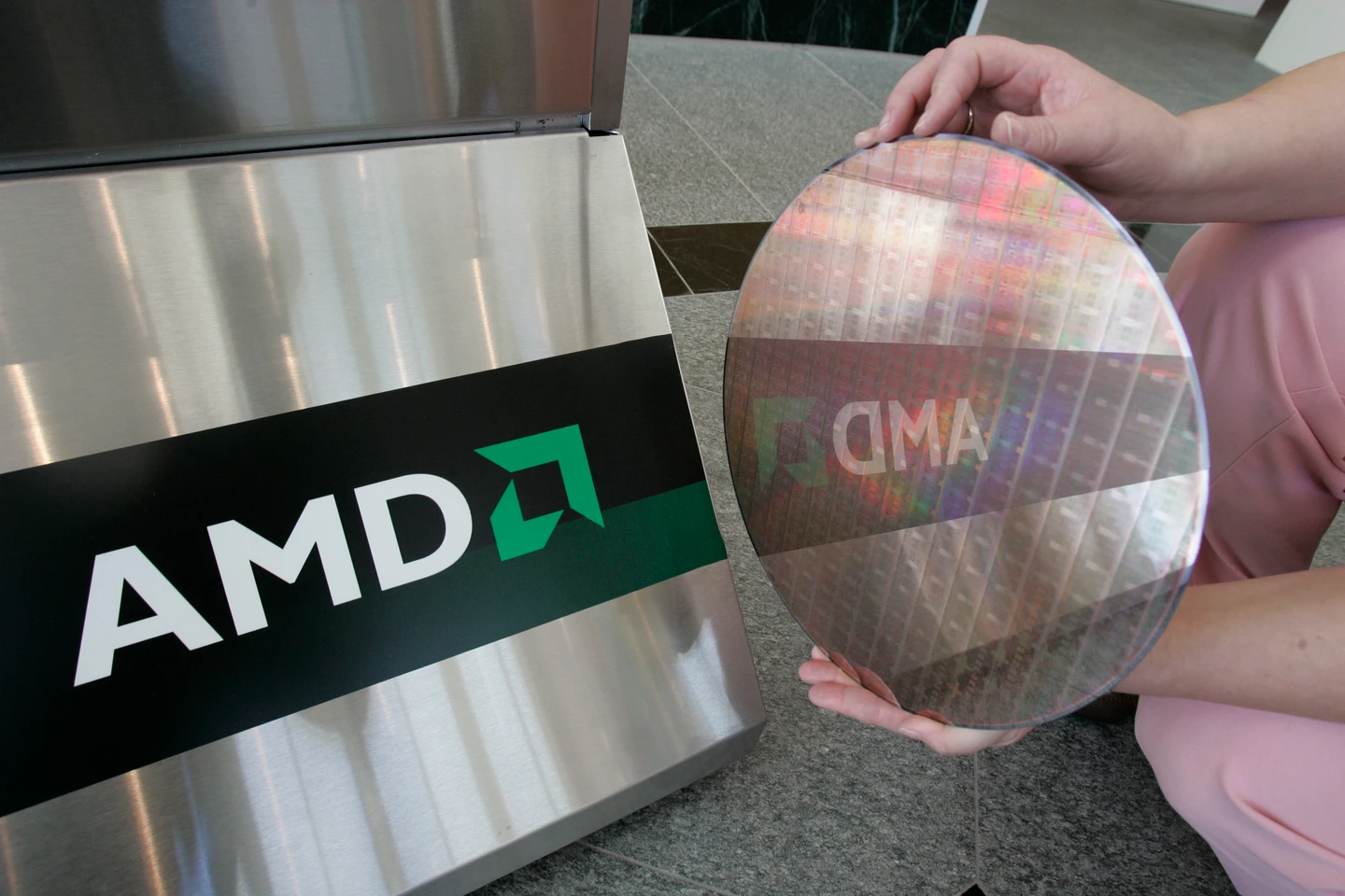 軟硬整合抗衡NVIDIA！AMD雙管齊下：併購MEXT與上架Ryzen AI Halo