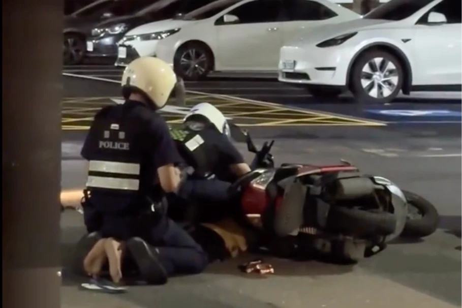 有片｜毒駕囂張撞警車！台南男摔地慘遭雙警壓制　求饒狂喊「對不起」
