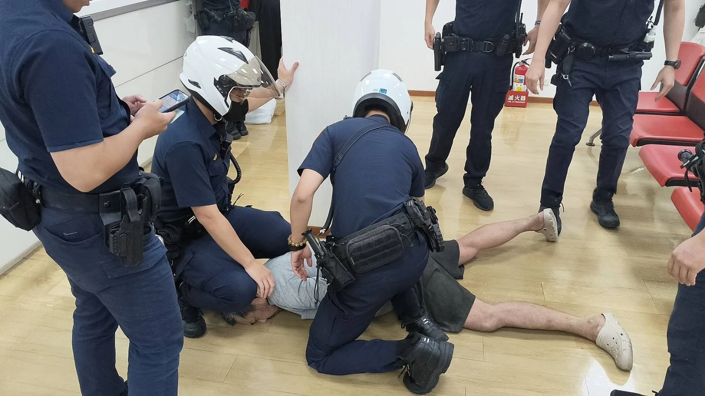 板橋台新銀行爆搶案！男持剪刀行搶40萬　得手秒遭警壓制