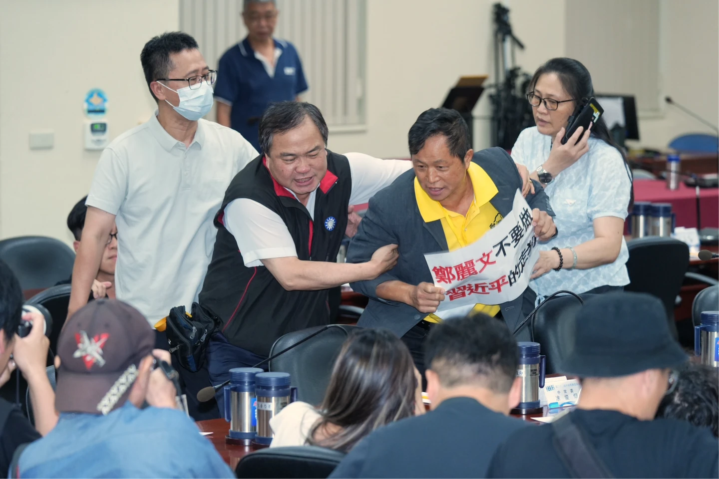 不滿鄭麗文！　「台灣國」衝進黨中央抗議大喊：不要做習近平的狗